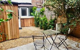 Spacious One Bed With Hot Tub And Garden